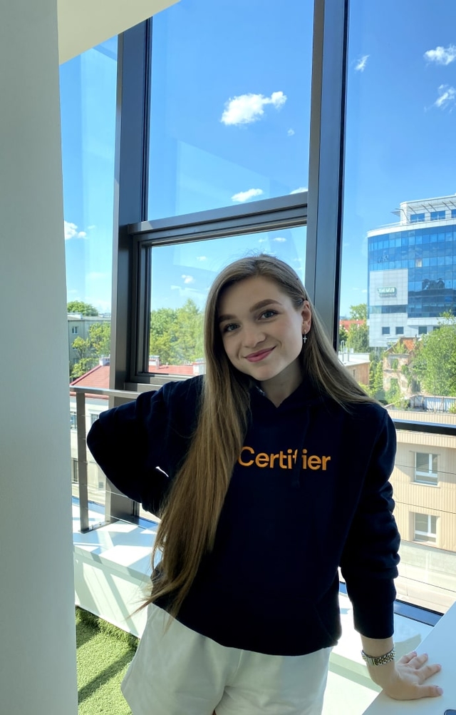 Notre experte produit Uliana dans le nouveau sweat Certifier